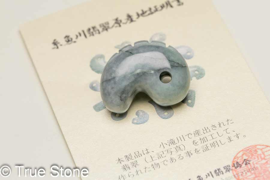 楽天市場】産地証明書付き 本物 糸魚川翡翠 龍神 勾玉 ペンダント