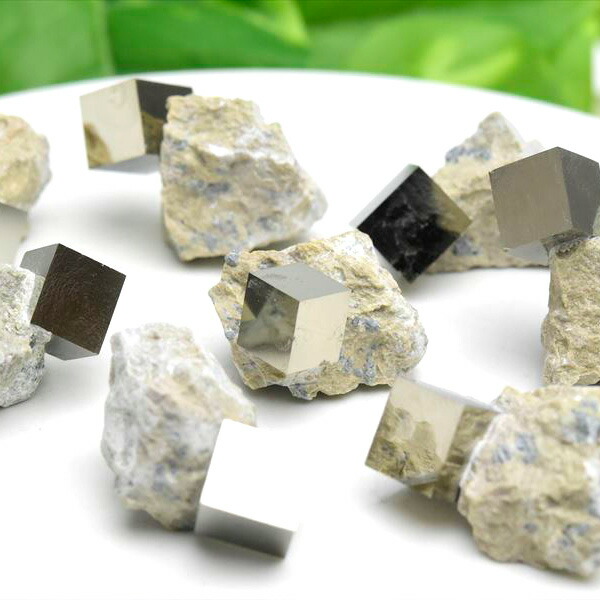 楽天市場】パイライト 結晶 母岩付き キュービックパイライト 原石