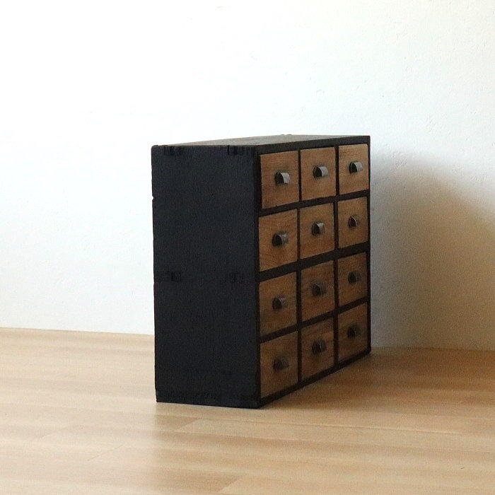 楽天市場】アンティーク 黒色 引出し12杯 チェスト 古家具 無垢材 桐材