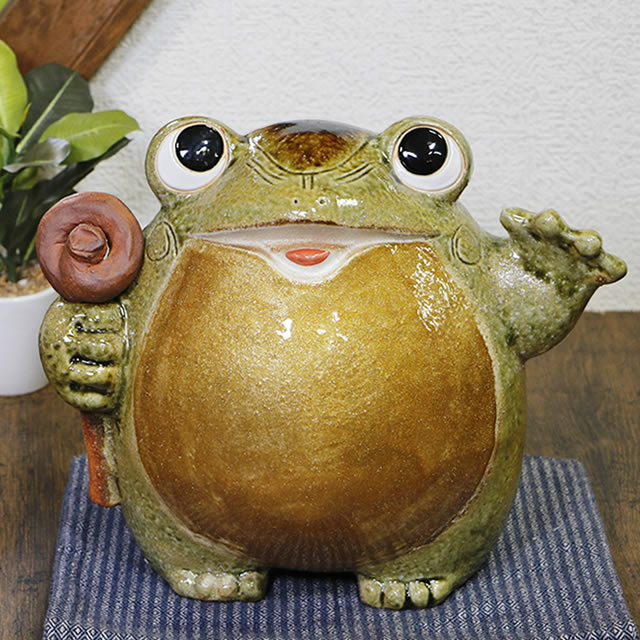 楽天市場】【ポイント10倍】信楽焼 蛙 縁起物 陶器 やきもの 庭 福招き