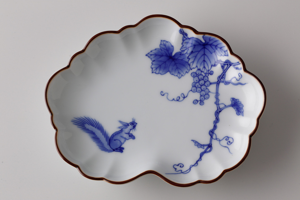染付栗鼠葡萄文形変皿 | 辻精磁社
