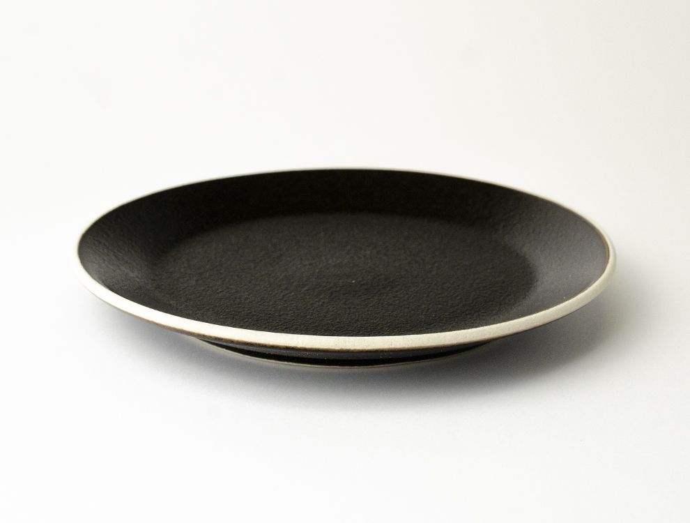 益子伝統釉_ゆず肌黒釉 5.5寸平皿｜白のつかもと｜益子焼つかもと