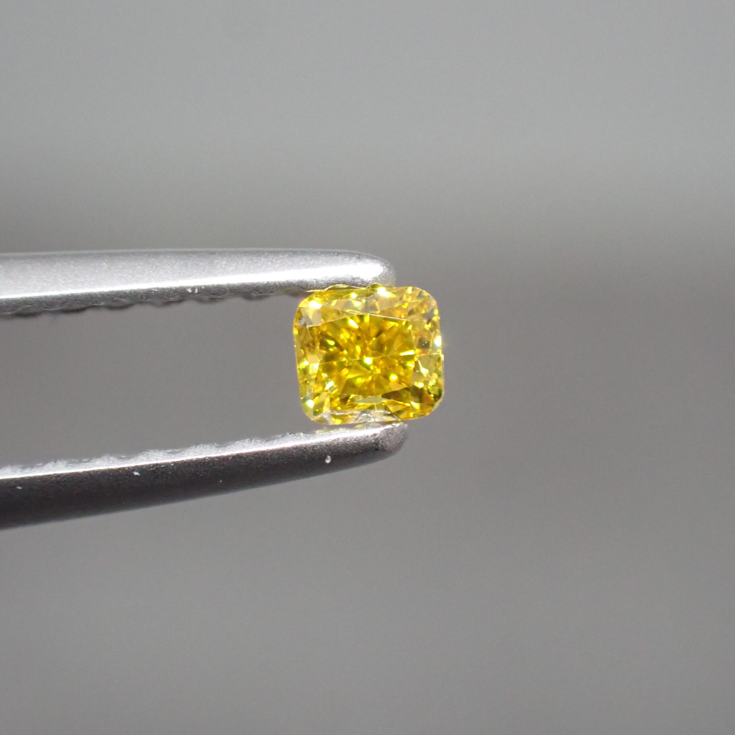 美しい山吹色☆Fancy Vivid Orangy Yellow VS-1 | 宝石つむり