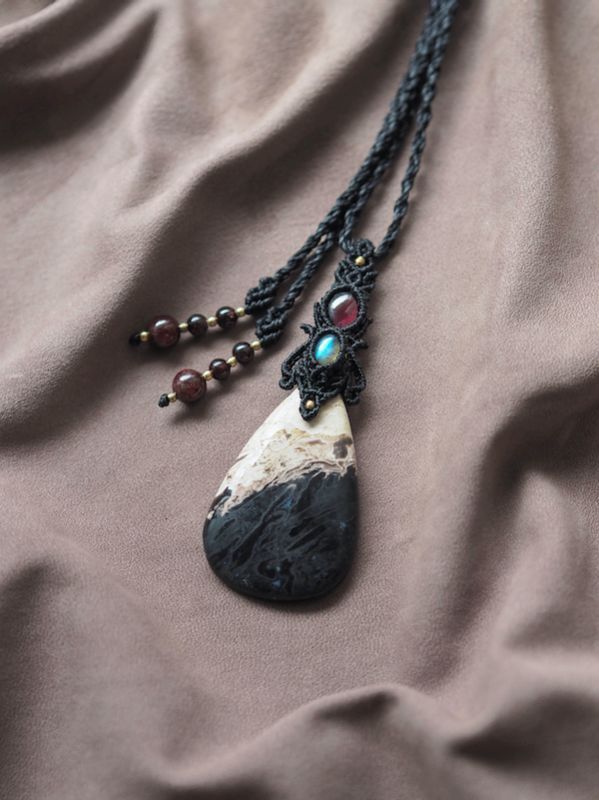 個性的なマクラメをお探しの方必見！スコレサイト/ ラブラドライト