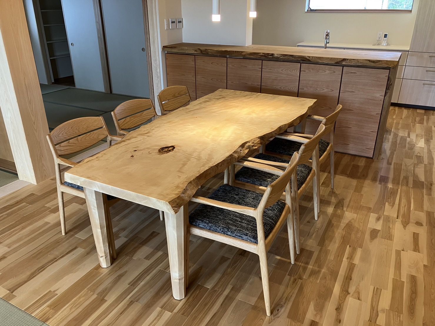 栃一枚板ダイニングテーブルとカウンター | 無垢一枚板「栃」テーブル