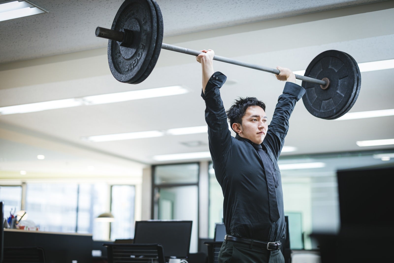 バーベルを持ち上げている最中で手が離せませんオフィスでの