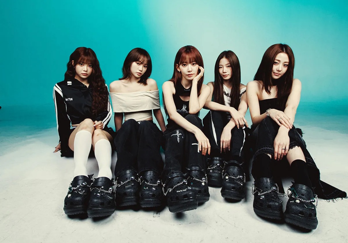 LE SSERAFIM x Crocs コラボサンダルが国内11月6日より発売 | UP TO DATE