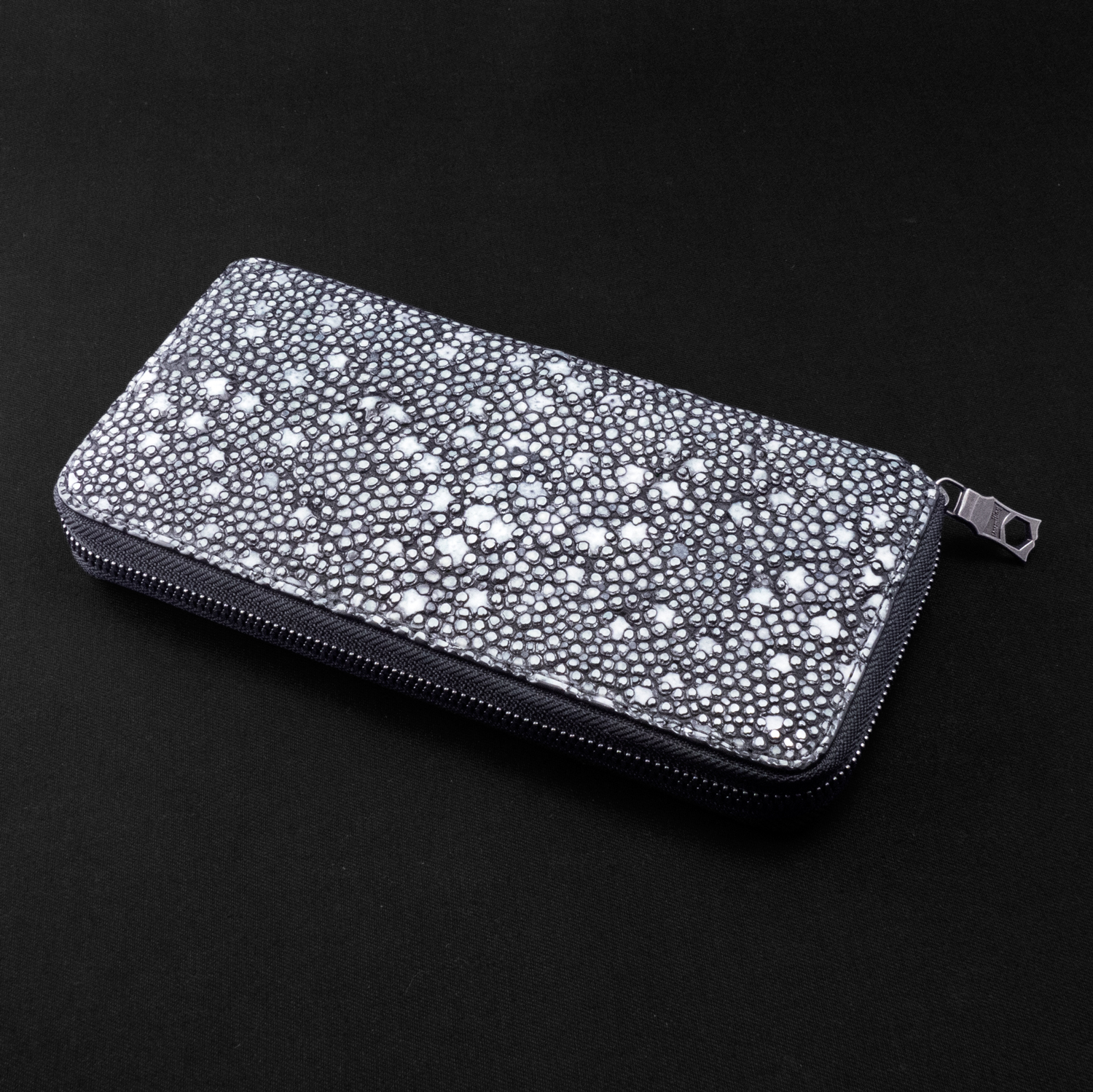 梅花皮”Round zip Longwallet“Black” | vermilion online