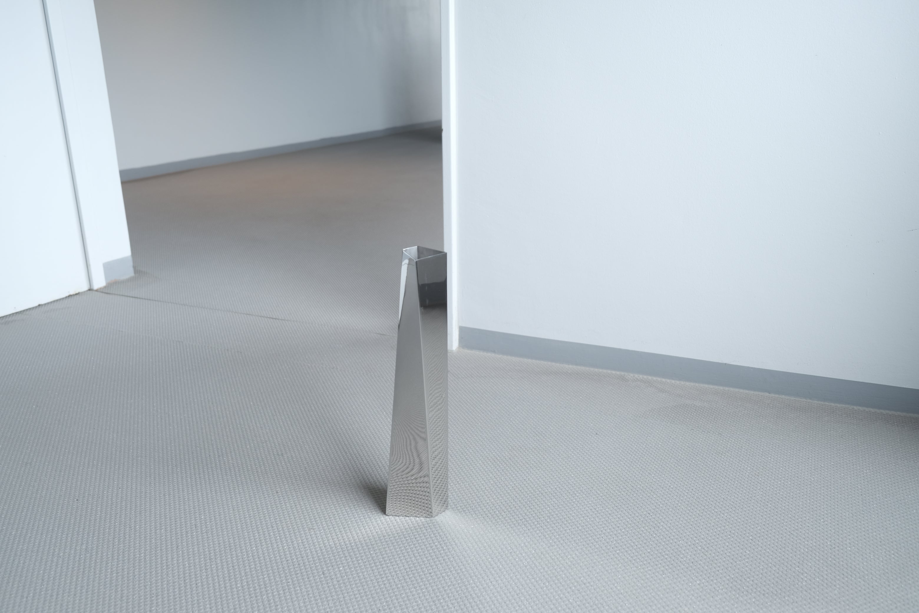 未来を活けるアート】ザハ・ハディッド フラワーベース “CREVASSE