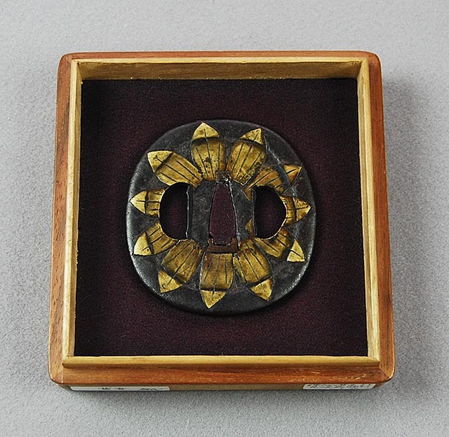 鍔 無銘（甚吾） 菊花図 | 日本刀・刀剣・名刀・短刀の販売・通販