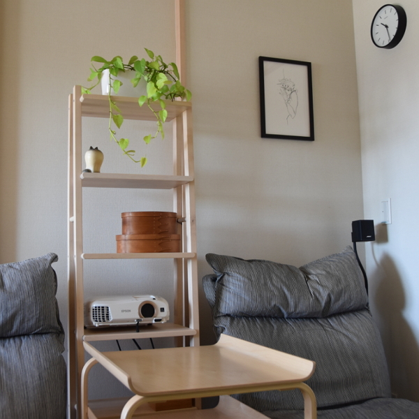 IKEA 】バーチ無垢材のオープンシェルフにプロジェクターを置きました