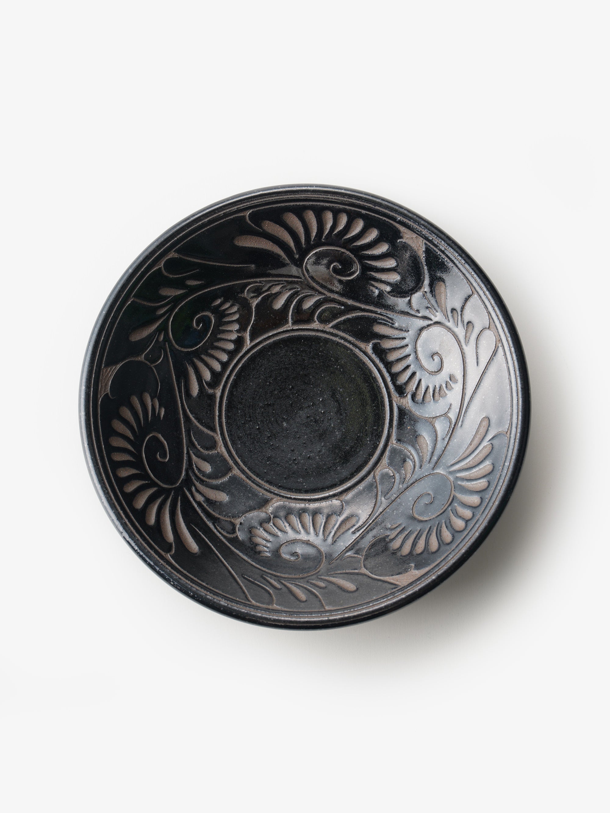 やちむん 唐草線彫 7寸皿｜育陶園