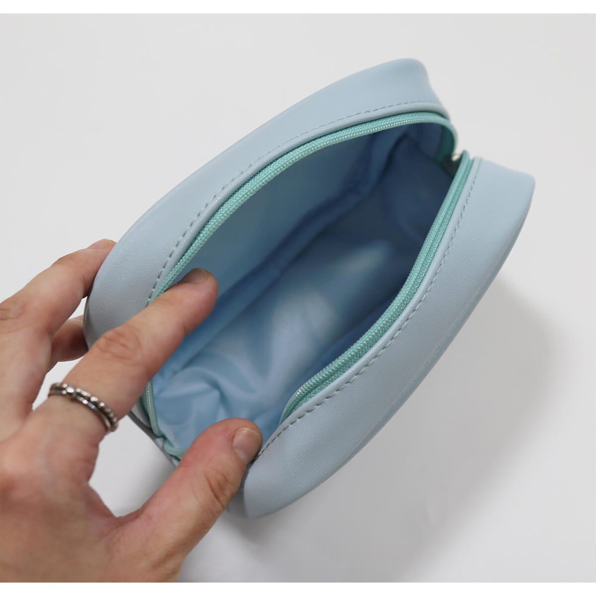 ホワイトタイガーとブラックタイガー スクエアポーチ（ブルー