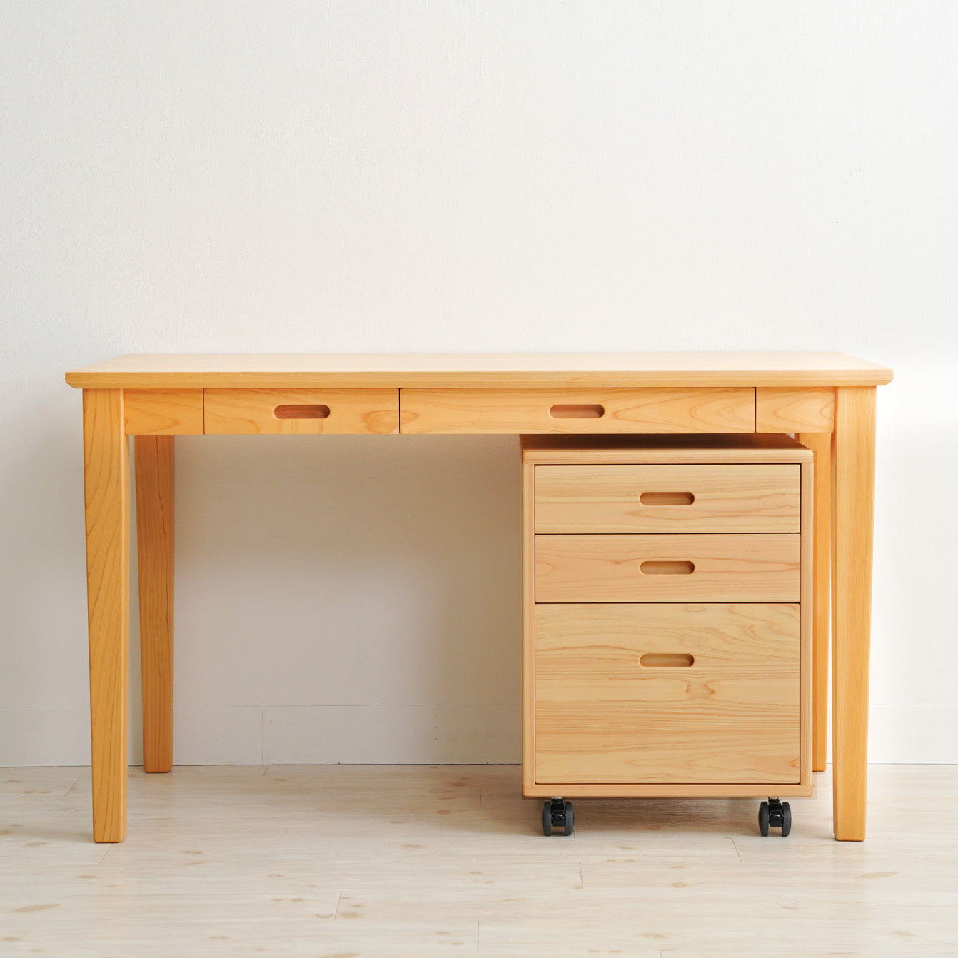 幅120cmの学習机。シンプルな木のデスク【学習机KURUMI】 – なかよし