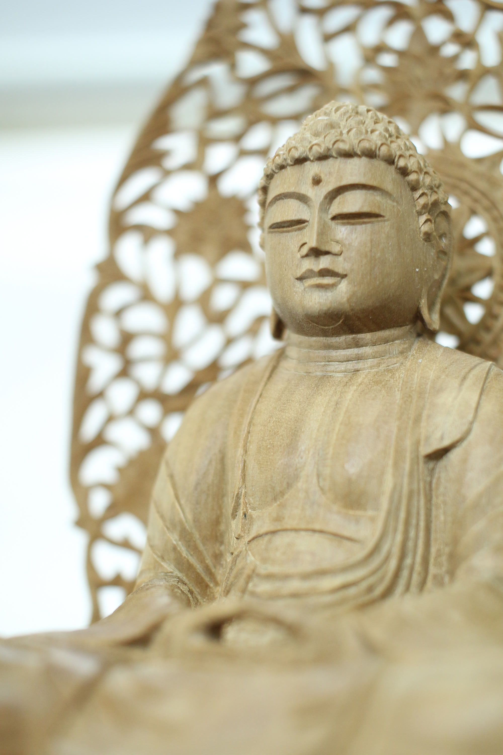 釈迦如来（白檀）（2寸・2.5寸） 写真ギャラリー - 仏壇・仏具の三善堂