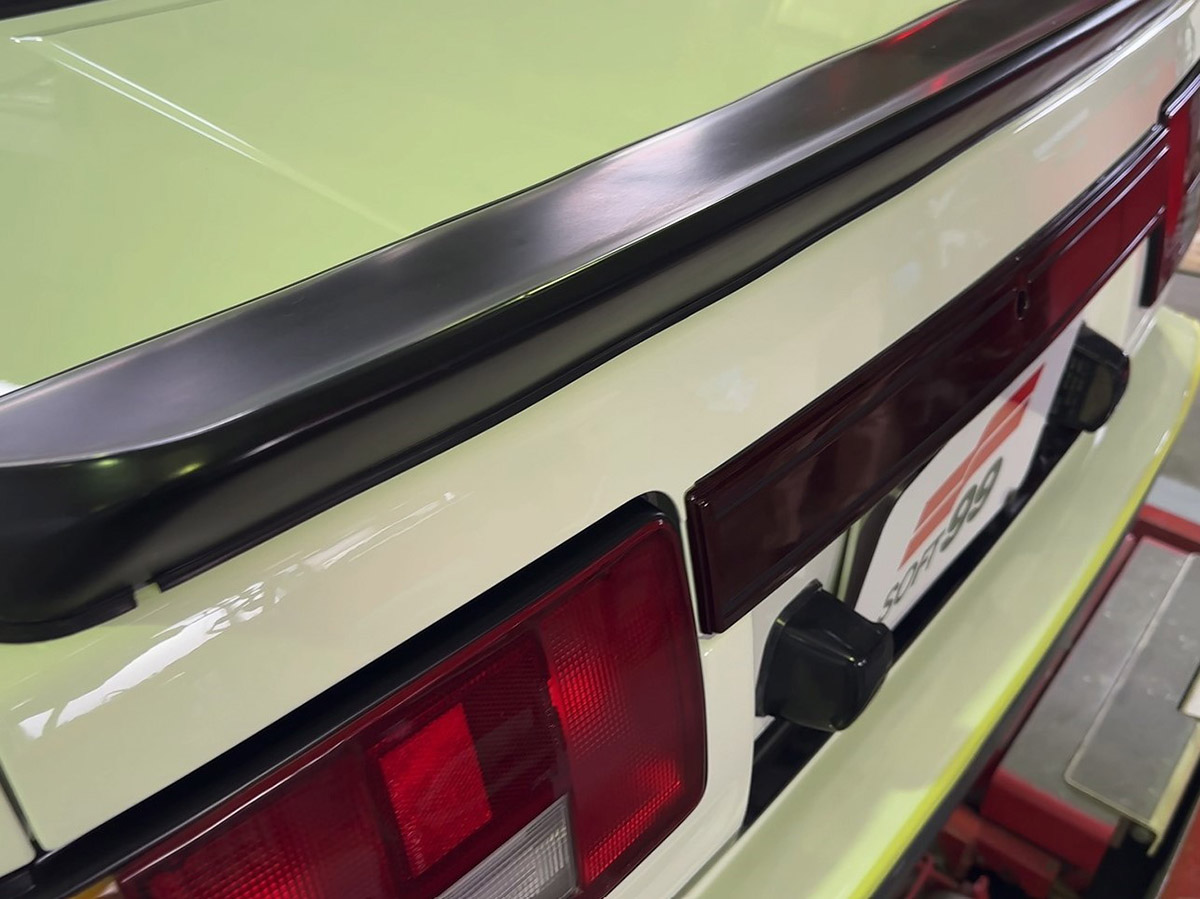 未塗装樹脂パーツの艶復活とステッカーの貼付｜AE86 1984 再生