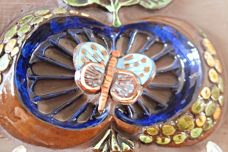 Jie Gantofta /ジイ・ガントフタ リンゴと蝶 陶板 北欧雑貨と北欧食器