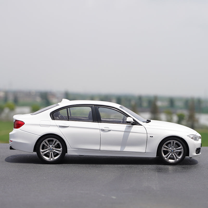 Original Red/white 1:18 Welly BMW 335i 3 serie diecast collectible