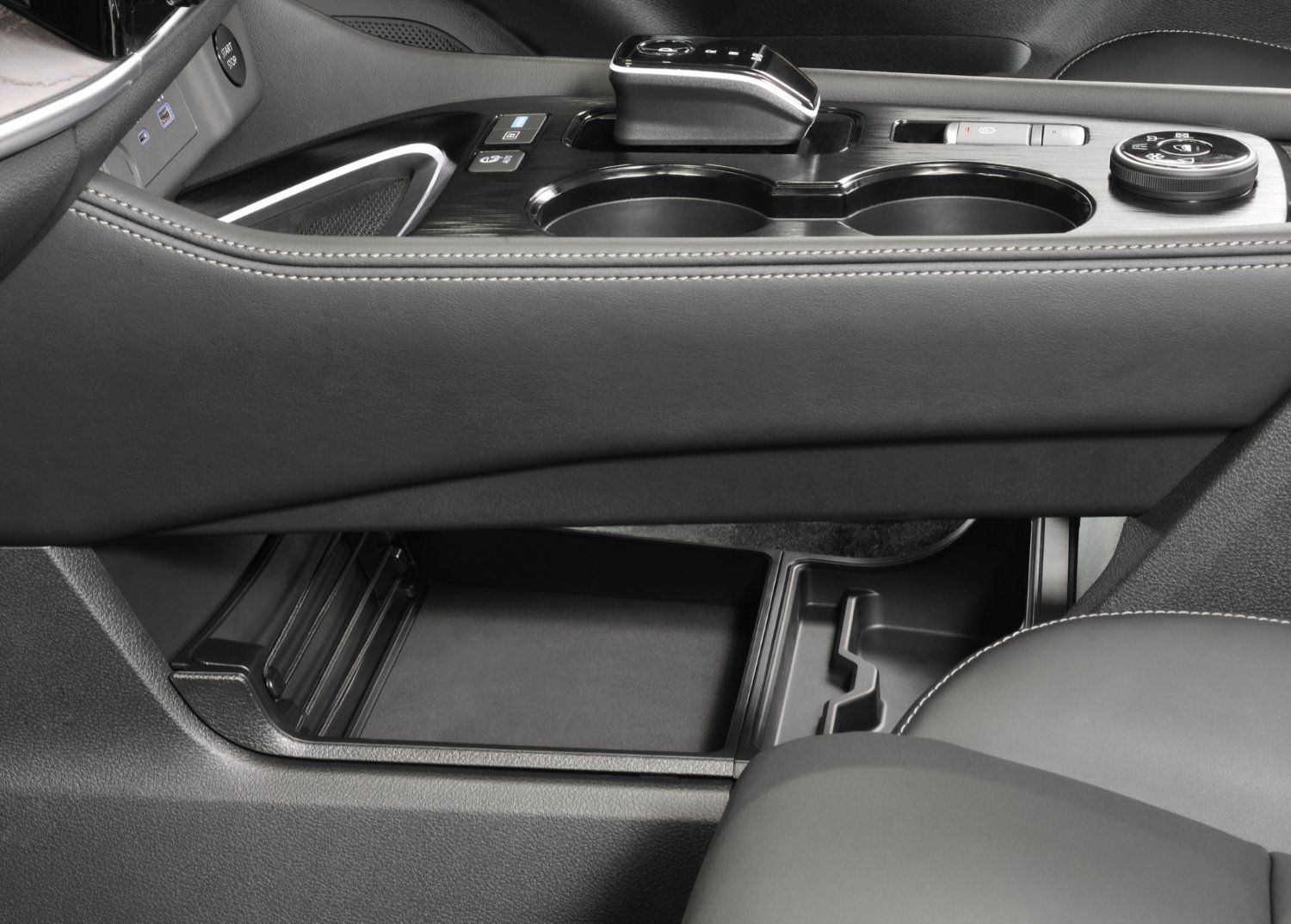 エクストレイルのコンソール専用。2分割式でぴったりフィットの収納