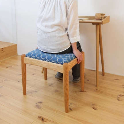 ミナペルホネン生地のスツール｜dopタンバリンのブルーで彩る限定受注