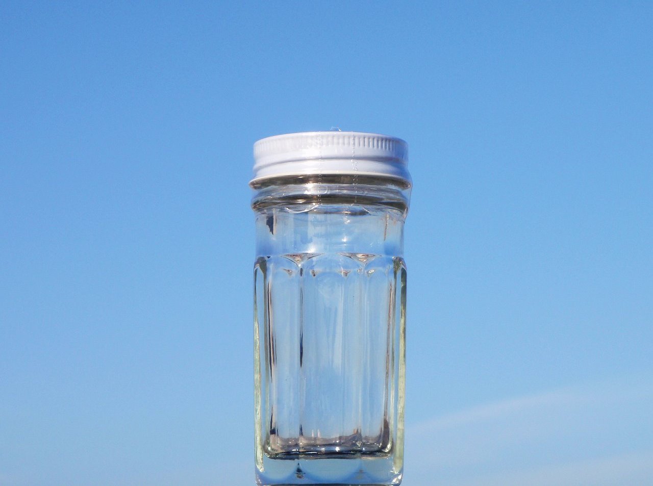 重量感抜群のウニ瓶を蓋付きで販売