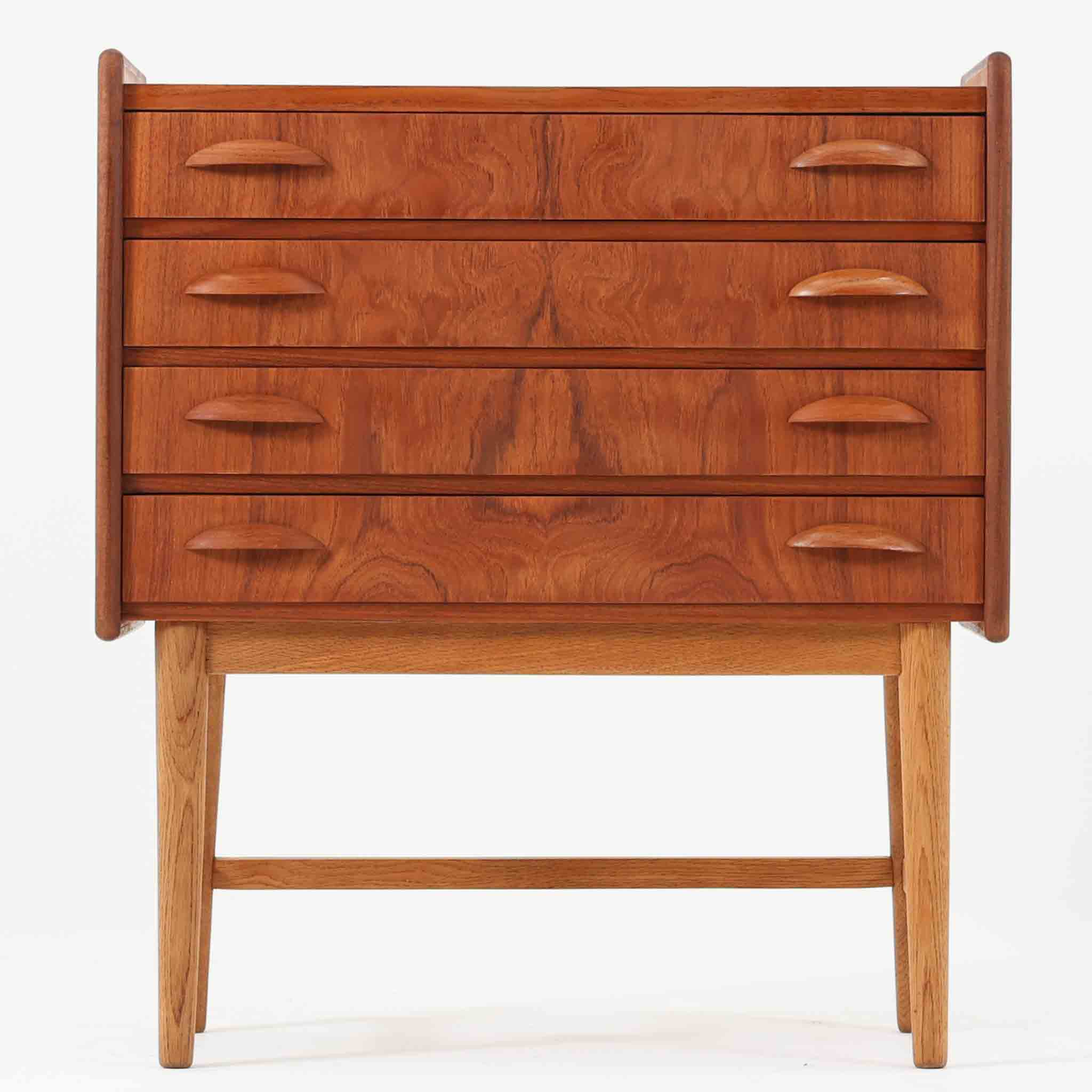 北欧ビンテージ家具チェスト | 収納力とデザイン性を兼ね備えた