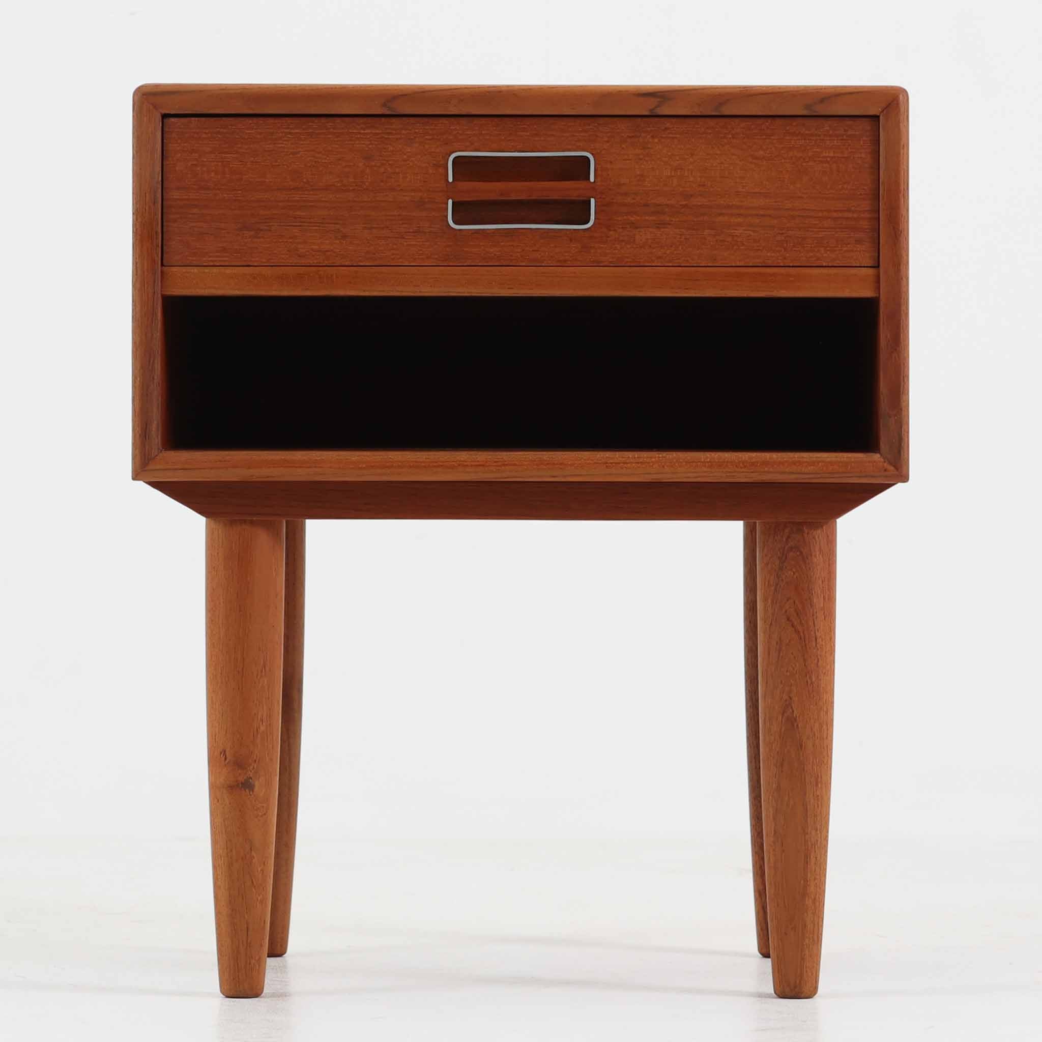 北欧ビンテージ家具サイドテーブル | コンパクトで使い勝手の良い