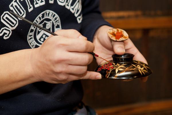 川連漆器の沈金・蒔絵体験 - 湯沢市ホームページ