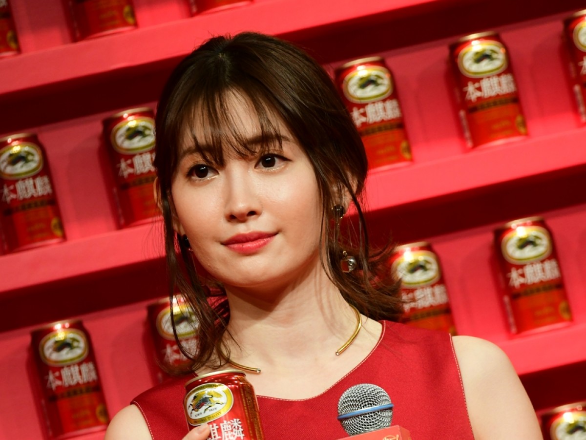 小嶋陽菜、タイトなミニスカワンピに反響「めっちゃ可愛い