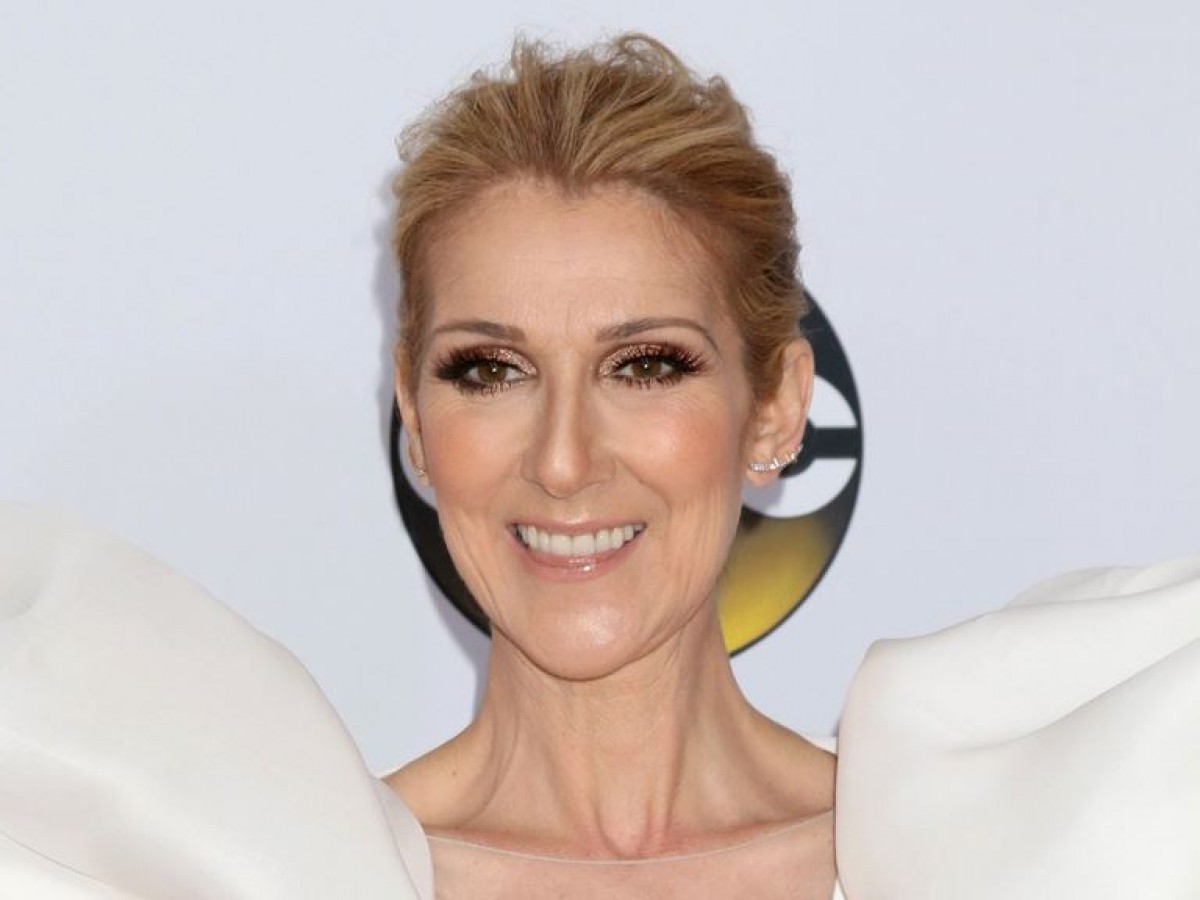 写真）セリーヌ・ディオン、不死鳥のヒールでクリスマスツリーを前に