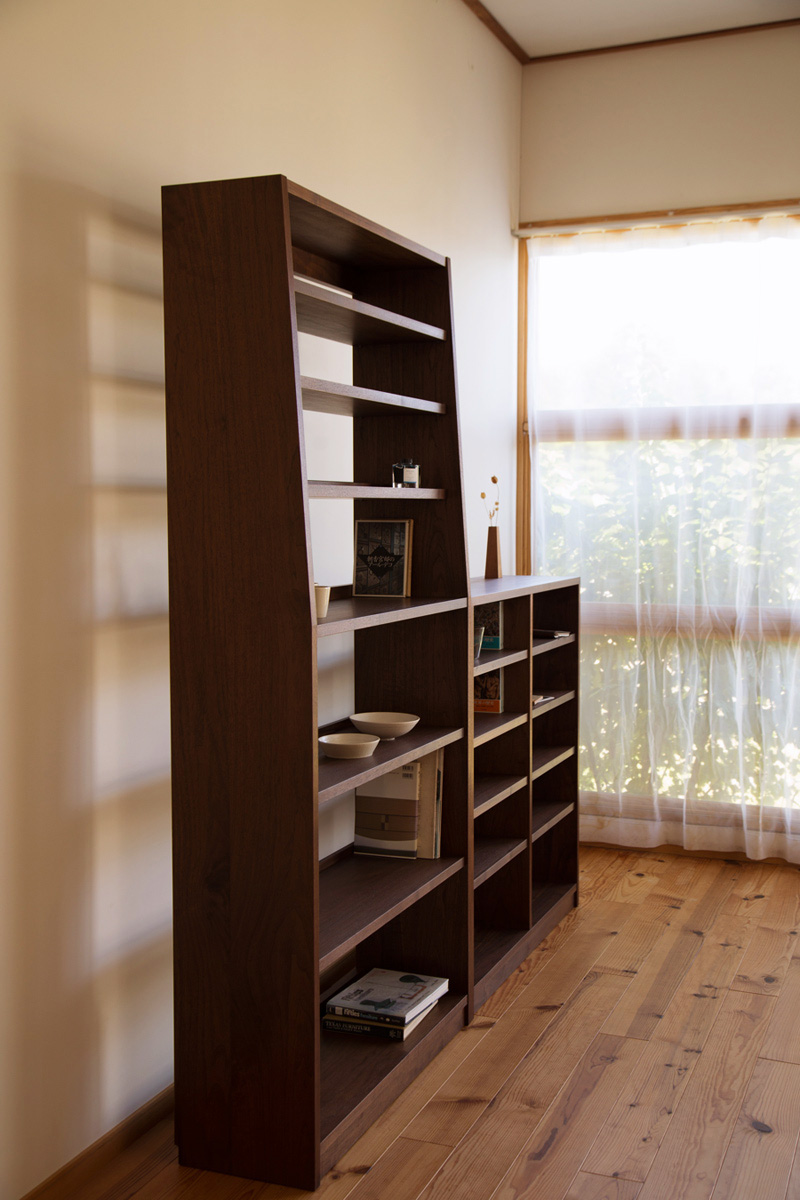 ウォールナットのオーダー本棚（ブックシェルフ）・C-382 家具工房クラポ