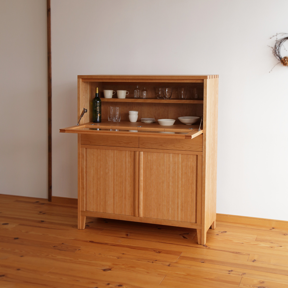 チェリー無垢材のオーダー食器棚（巻戸）C-293・家具工房クラポ