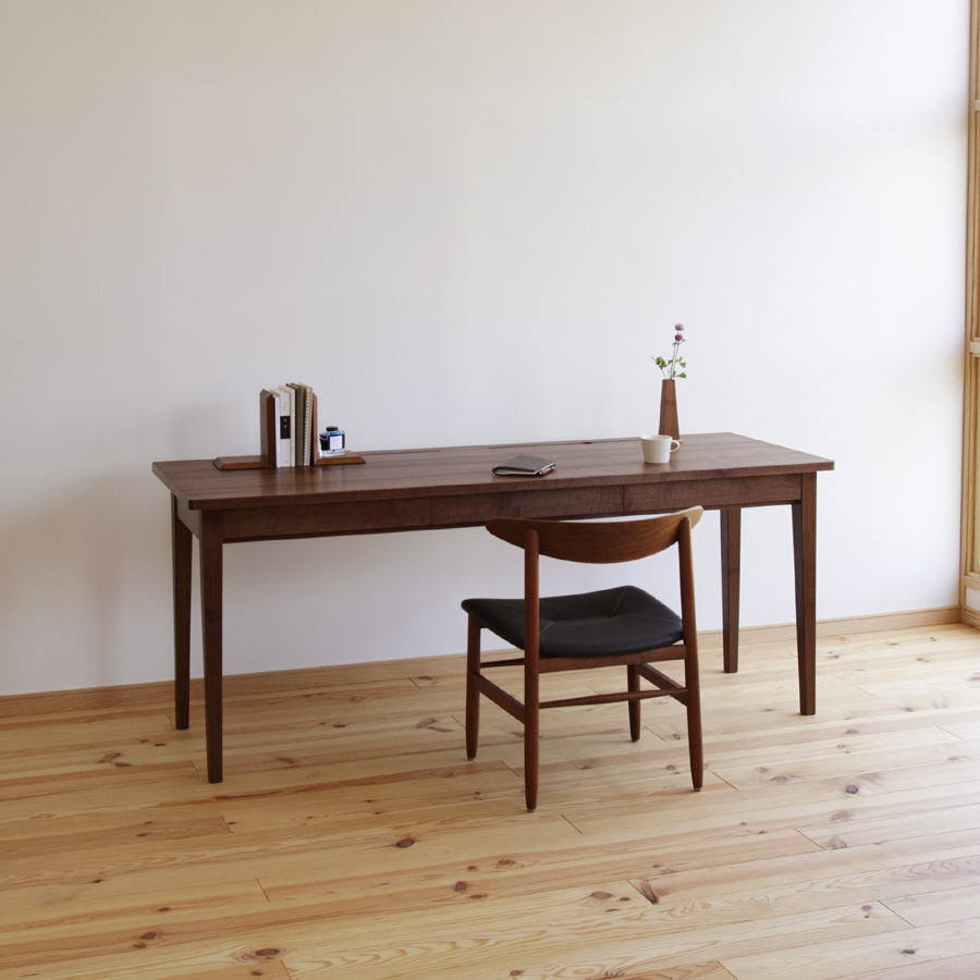 ウォールナット無垢材のオーダーデスク D-85(幅180cm) 配線収納