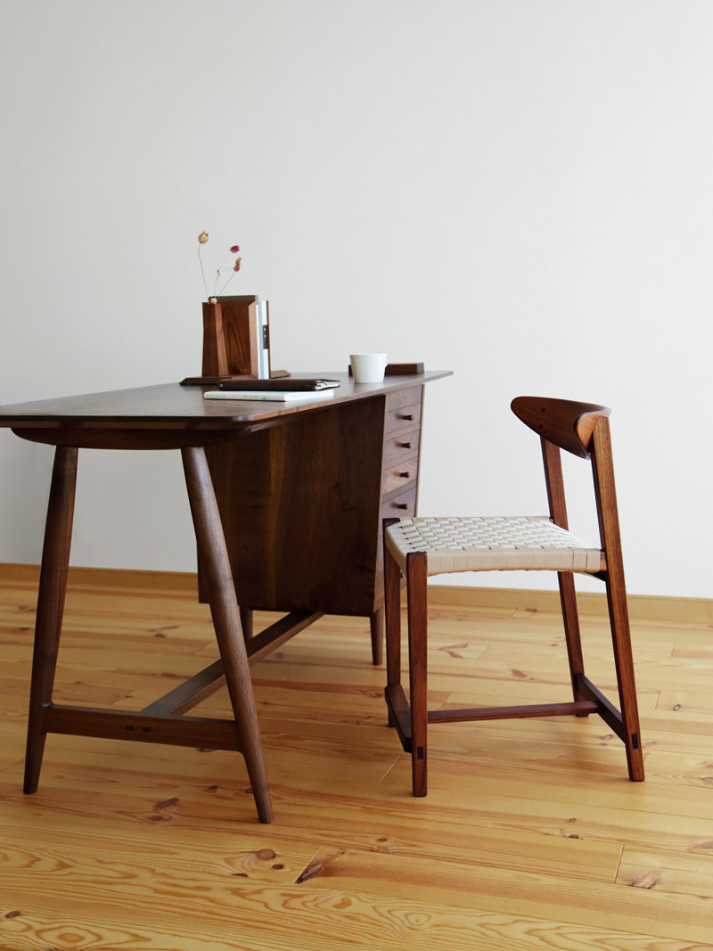 ウォールナット無垢材のライティングデスク（片袖机） D-86(幅140cm