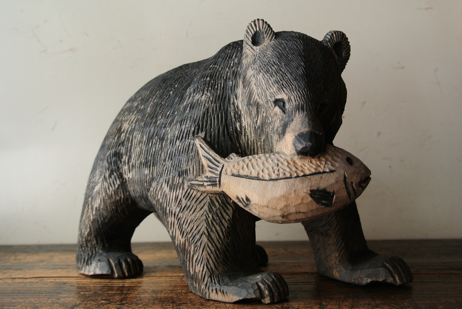 八雲の木彫り熊「鮭くわえ」 - アンティーク雑貨・古道具の札幌