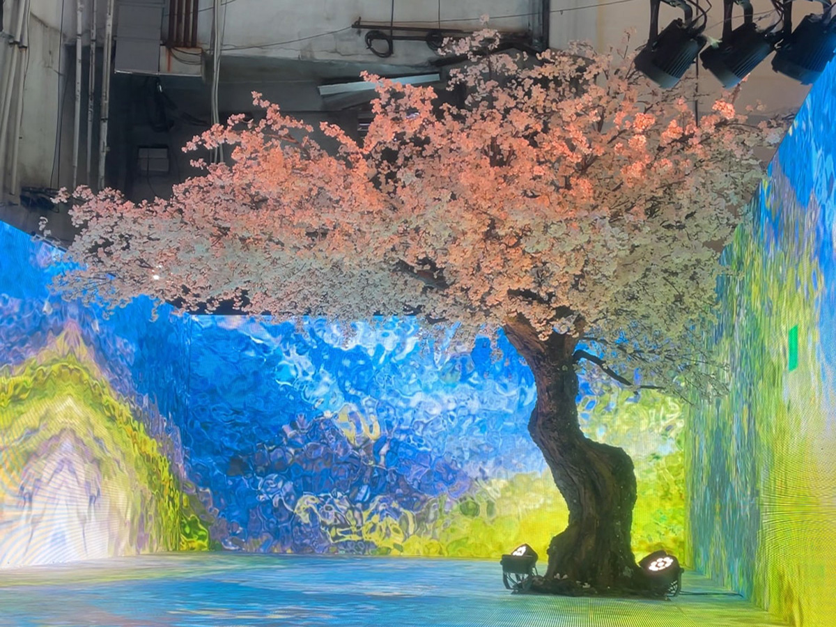 桜の木造形ディスプレイ｜美術製作・美術施工プロデュースの(株)アルチザン