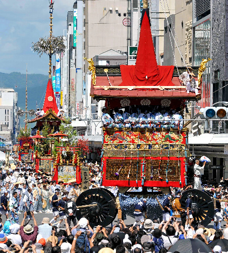 asahi.com（朝日新聞社）：山鉾巡行、都大路を飾る 被災者も観覧 京都