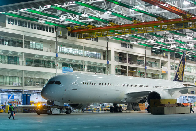 ボーイング、シンガポール航空向け787-10初号機ロールアウト