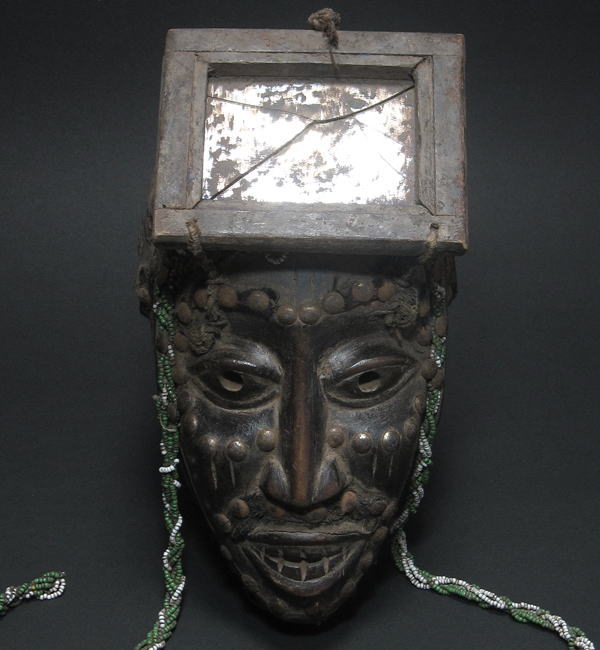 バコンゴのマスク<アフリカの仮面(木彫り)：アフリカ雑貨アザライ