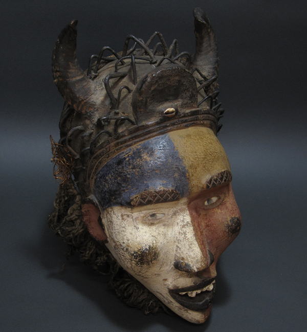 呪術師の仮面<アフリカの仮面(木彫り)：アフリカ雑貨アザライ