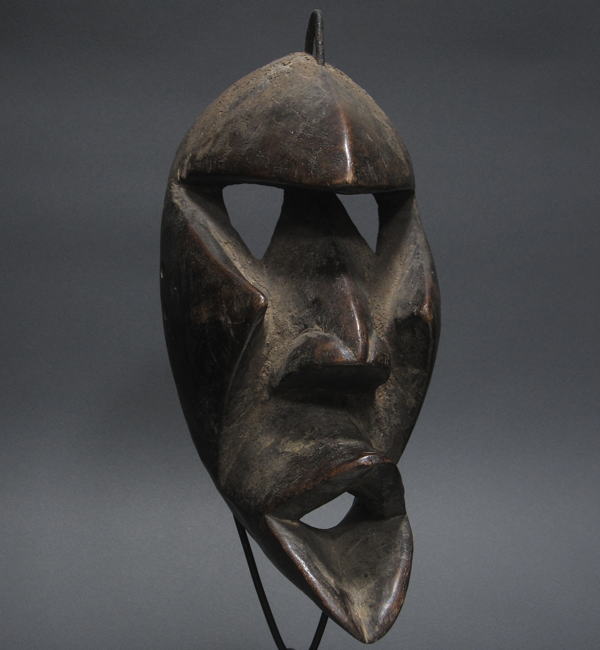 トラブルメーカーのマスク<アフリカの仮面(木彫り)：アフリカ雑貨アザライ