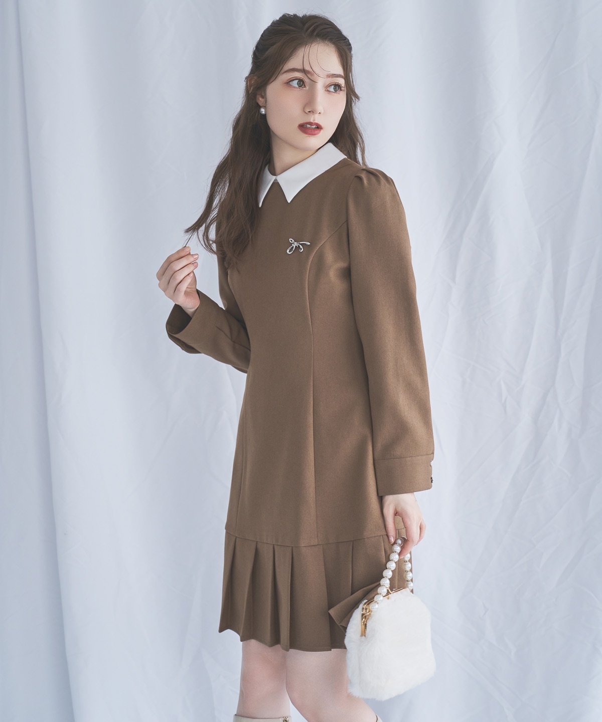 ホワイトカラープリーツミニワンピース(F モカ): SWINGLE｜公式