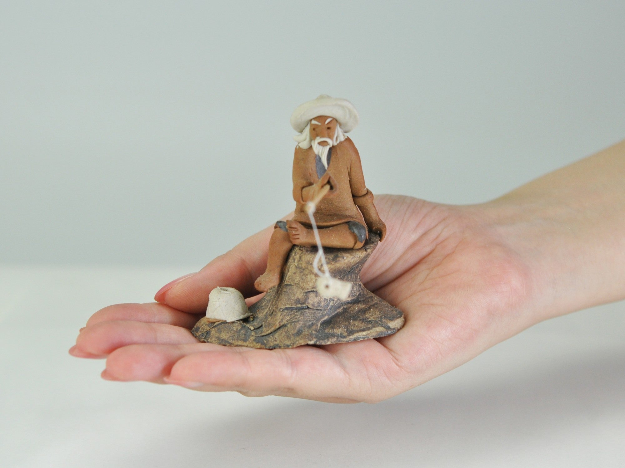 陶器の置物 フィギュア 岩場で釣りをする人の販売｜盆栽妙 – 盆栽妙 本店