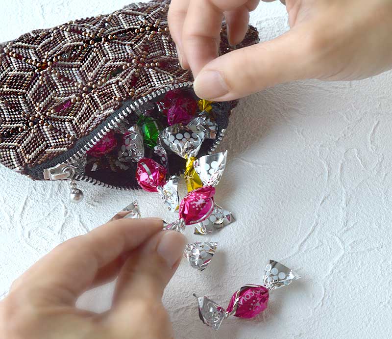 デリカビーズで作る ビーズステッチ ポーチキット｜毎日持ち歩くもの