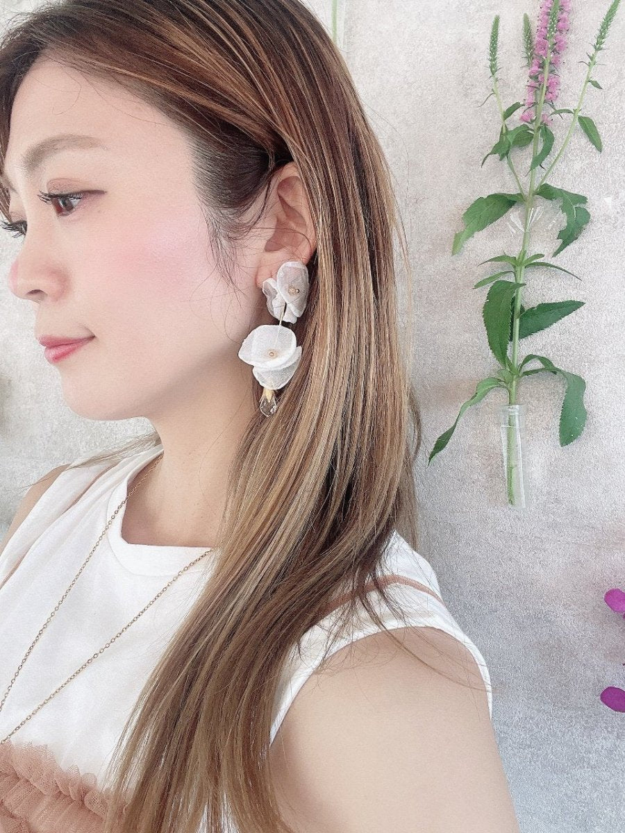 オーガンジーフラワークリスタル雫ピアス＆イヤリング – おしゃれ花嫁
