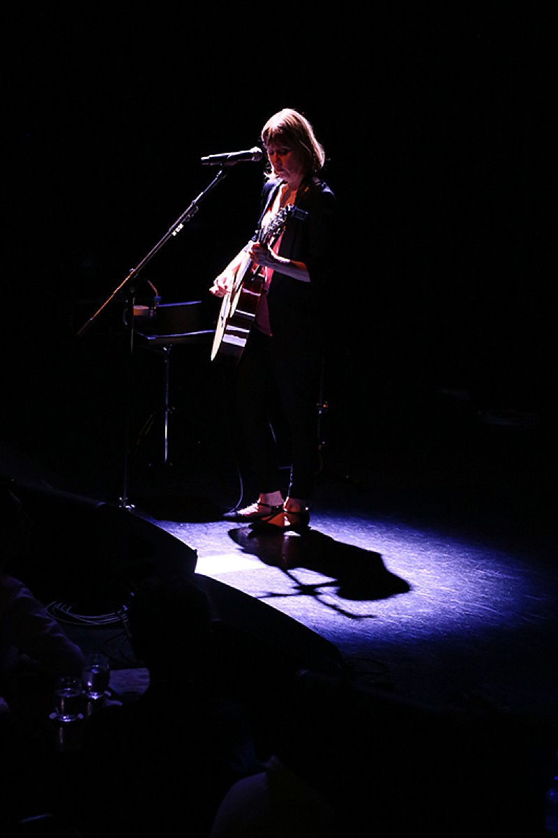 スザンヌ・ヴェガが紡ぐインテレクチュアルな音と言葉。繊細な響きと