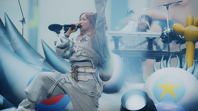 YOASOBI、RADWIMPS「会心の一撃」カバーのライブ映像を公開 | Daily