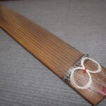 演奏会用 琴 柾目 麻型彫 刳甲 玉縁 在銘 彫金 蒔絵 13弦 十三弦 箏