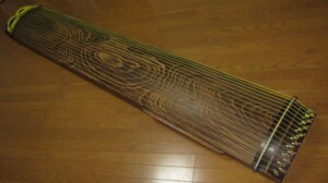 琴 くり甲 13弦 子持ち綾杉彫 | 骨董品買取・和楽器買取 五宝堂