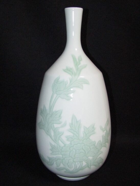 人間国宝 井上萬二 作 白磁緑釉牡丹刻文大花瓶 | 骨董品買取・和楽器